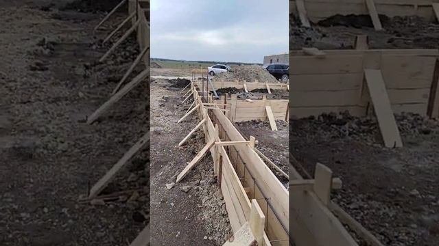 Установка опалубки под заливку бетона