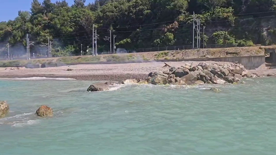 Сочинские спасатели ищут молодого человека, пропавшего в море во время шторма