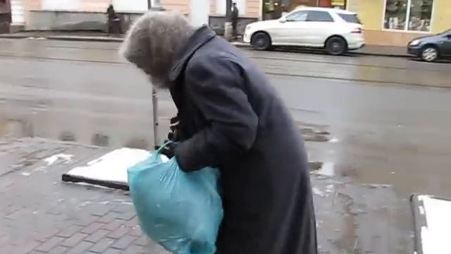 Как "бабушка" попрошайка резво убегала от журналиста