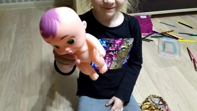 Малыш плачет, пожалейте малыша.