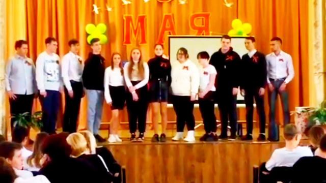 я с классом пою песню у солдата выходной