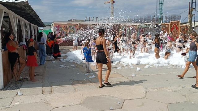 Пенное шоу на Первом пляже (ул. Симферопольская, 1).