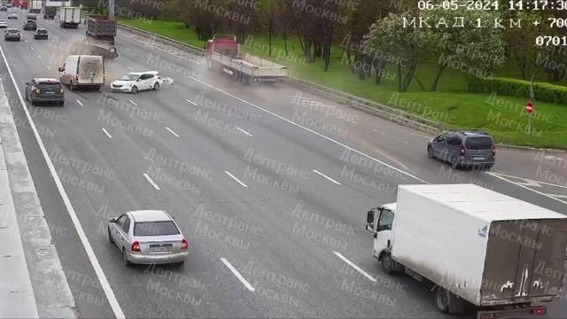 Москва на 3 километре МКАДа столкнулись 4 автомобиля, один из них перевернулся.