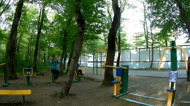 Иду в парк заниматься на тренажёрах...