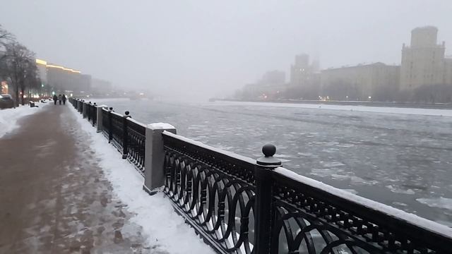 Мажоры унизили в автобусе девушку-контролера… Но едва увидев кто встал на её защиту, упали на колен