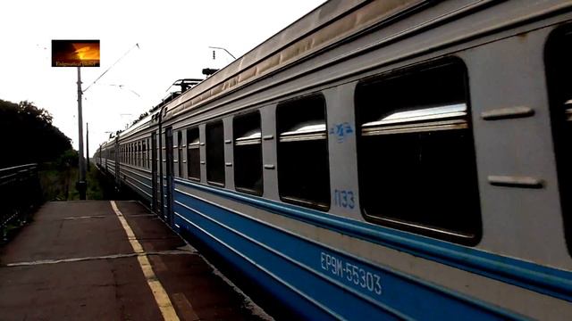 ЭР9М-530 следует по перегону
