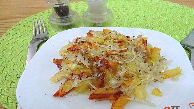 Картошка жареная с капустой и луком