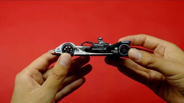¡El Futuro de la Competición: Porsche 99X electric Minichamps en escala 1/43!