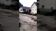 Мощные потоки воды во время наводнения в Германии