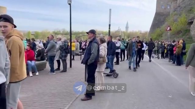 Эстонцы повесили плакат с Путиным а русские устроили концерт