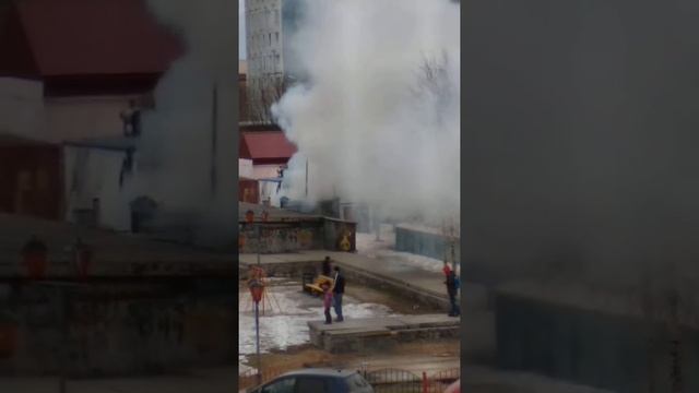 Пожар!!! Горит голубятня во дворе домов Кукуевицкого и Ленина!!!! Пожарные прибыли быстро!!!! Сургу