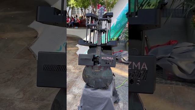 Робот – уличный музыкант