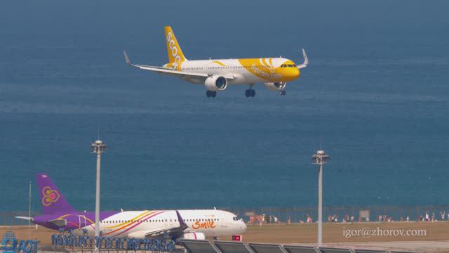 Эйрбас А321 авиакомпании Scoot приземляется в аэропорту Пхукет.