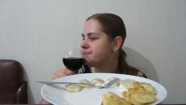 Мукбанг домашние пельмени и вареники со сметаной! Вкусно! Обжор