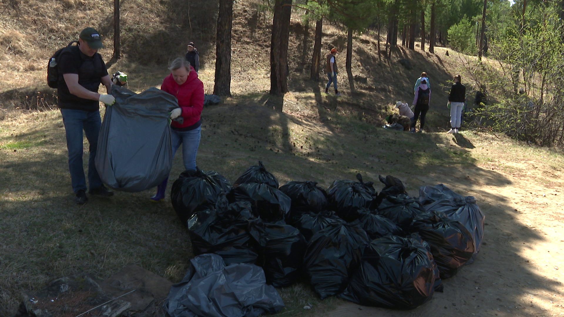 20 кубометров мусора вывезли сегодня с берегов Щучьего озера в Иркутском районе