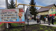 Возложение цветов к памятнику участникам Великой Отечественной войны 1941-1945 в д. Азьмушкино 2024.