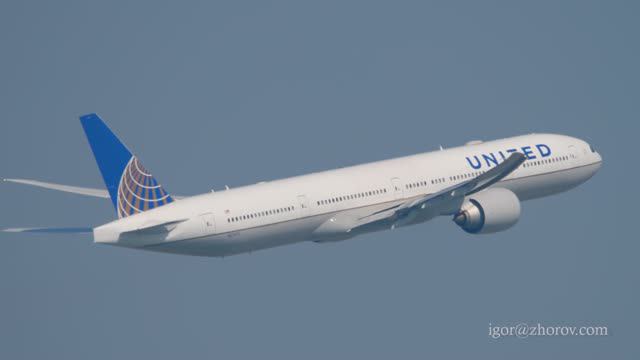 Боинг 777 авиакомпании United Airlines взлетает из аэропорта Гонкога.