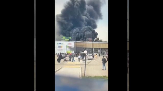 В Хабаровске горит торговый центр "РемиСити"