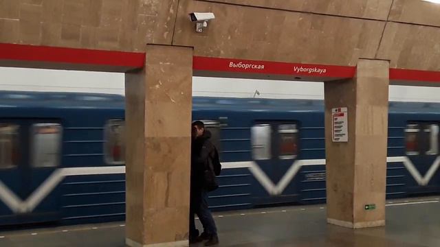 Вагон проезжает салон пустой