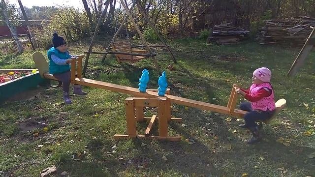 Соня и Дима катаются на качелях на даче которые я сделал своими руками
