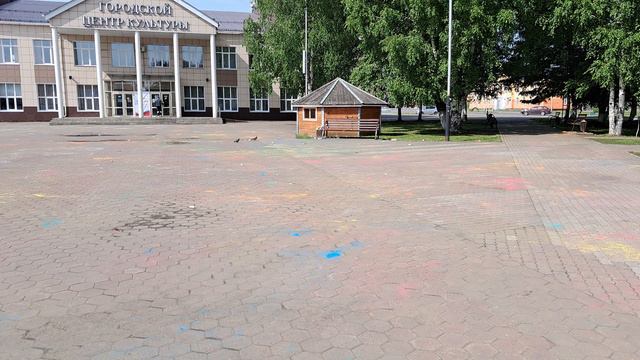 Центральная площадь города Мыски. 
Последствия детского  праздника.