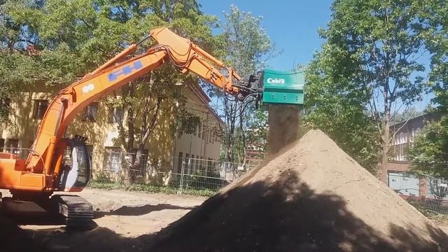 АНБАУ: Просеивающий ковш Cobra K-15 просеивает загрязненный грунт