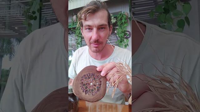 Турмалиновая подставка для кофе и священного дерева тика.