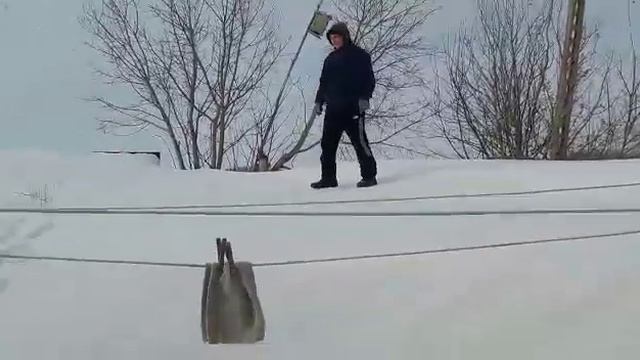 решил снег почистить
