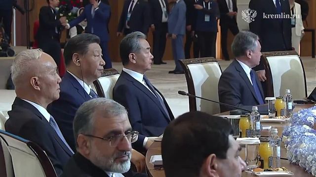 Владимир Путин принимает участие в заседании Совета глав государств – членов ШОС