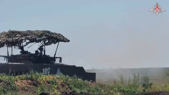 Экипаж БМП-3 из состава ГрВ "Днепр" работает 100-мм и 30-мм снарядами по лесопосадке противника на О