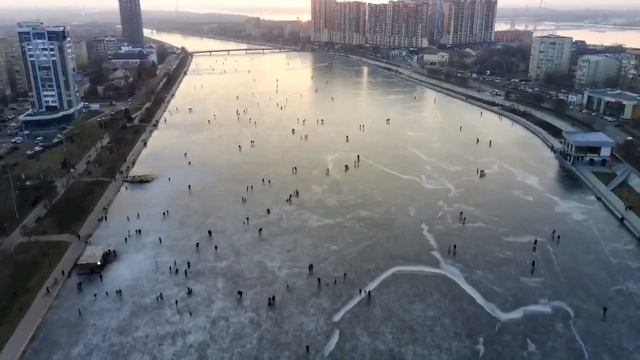 В Астрахани горожане продолжают выходить на лёд, несмотря на плюсовую температуру