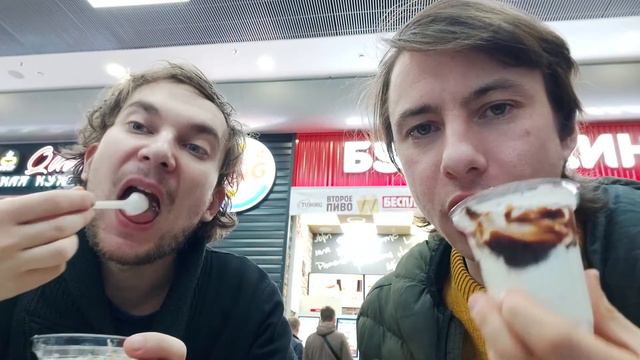 Два Брата Акробата: Шоколад к успеху шёл. Макаем наггетсы в мороженое в Бургер Кинг