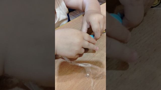 Игра с игрушками и скотчем