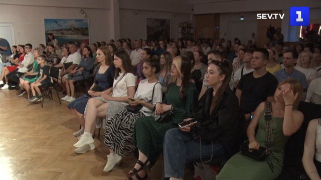 Севастопольские студенты прочитали со сцены стихи Эдуарда Асадова