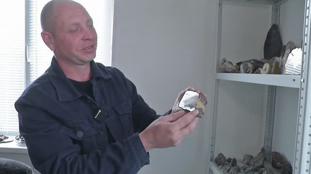 Сотрудник ЛГОКа Виктор Пономарёв коллекционирует горные породы и минералы из карьера комбината