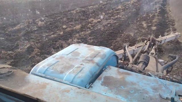 пахота оранка Т-150 ЯМЗ-238 плн-5.35 по валкам ячменя работаем в поле.