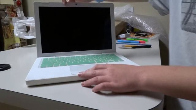 Unboxing - Early 2008 13' Apple MacBook (Broken)