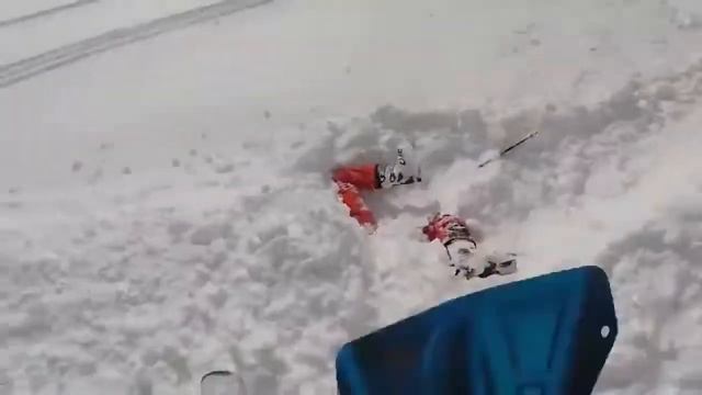 Лыжники в Альпах случайно заметили и спасли девушку, застрявшую в снегу.