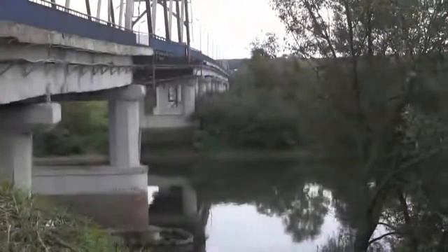 Человек выпрыгнул из падающей машины с моста...
