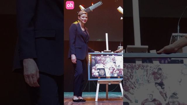 Принцесса Шарлен в модной летней обуви и стильном костюме выглядит стройной