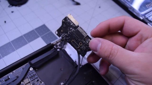 Macbook Air 13" 2012-2017 (A1466) - Screen LCD Assembly Replacement