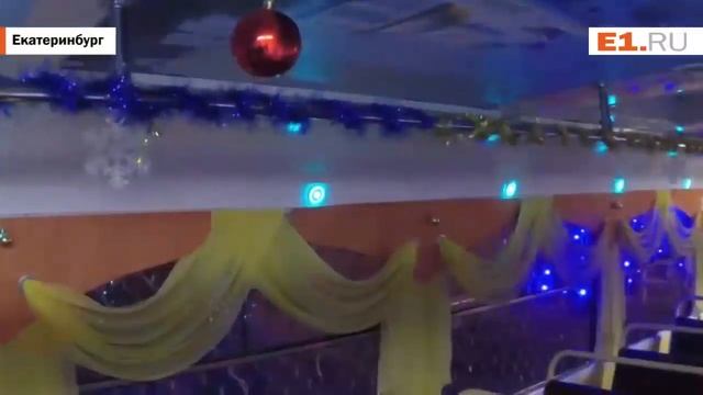 По Екатеринбургу ездит новогодний трамвай в котором проводят экскурсии для горожан