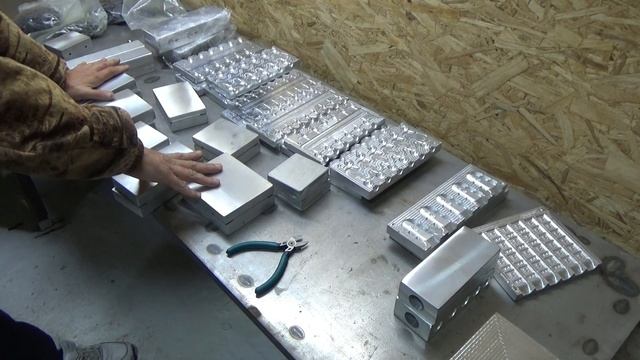 Бизнес в гараже.  Сегодня отправляем груз в два цеха.  Прямой поставщик из Китая.