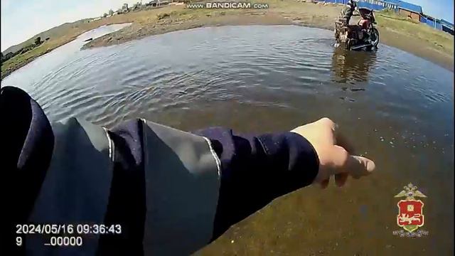 В Шира мотоциклист-бесправник, пытаясь скрыться от полицейских, заехал в воду