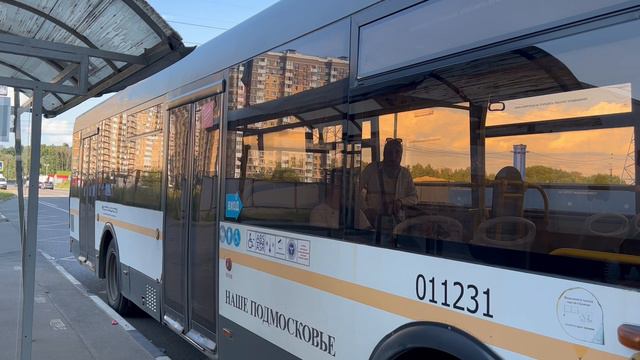 Автобус ЛиАЗ-5292.60 следует по маршруту 1225C ”Школа(Вертолётная ул.)”