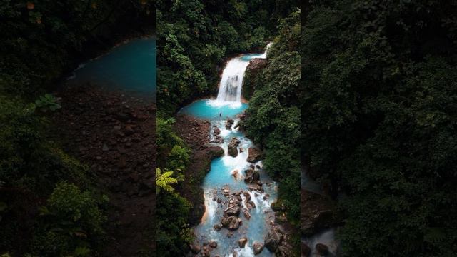 Водопад Rio Celeste в Национальном заповеднике Тенорио Волкано, Гуатусо, Коста-Рика