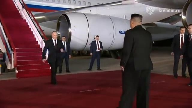 Ким Чен Ын лично встретил Владимира Путина в аэропорту Пхеньяна