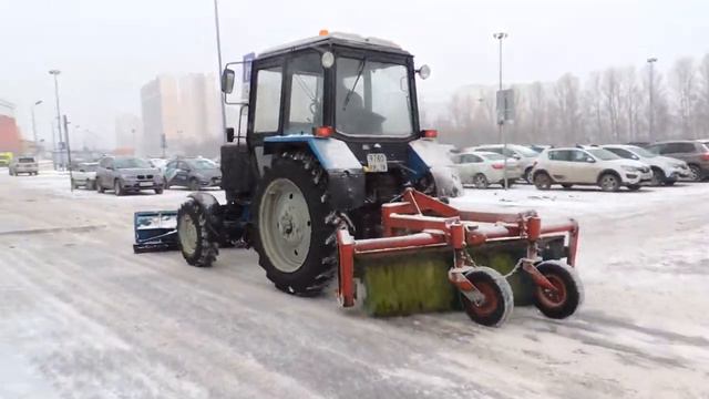 Трактор у Ленты убирает снег
