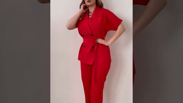 Женский красный деловой костюм из блейзера и брюк большие размеры