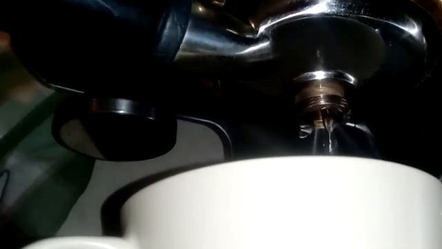 кофеварка Bork видео №1 из 4 - Брызги во все стороны - ужас!